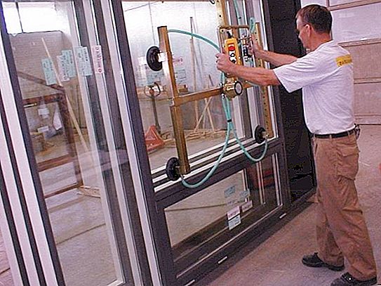 Montador de janelas de PVC é uma das profissões necessárias em Moscou