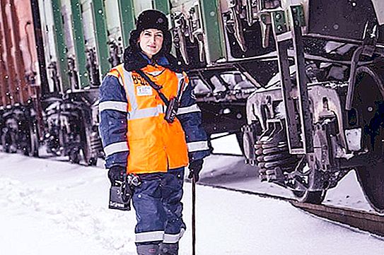 Krhka Katya obvlada moški poklic in že 11 let pregleduje tovorne vlake